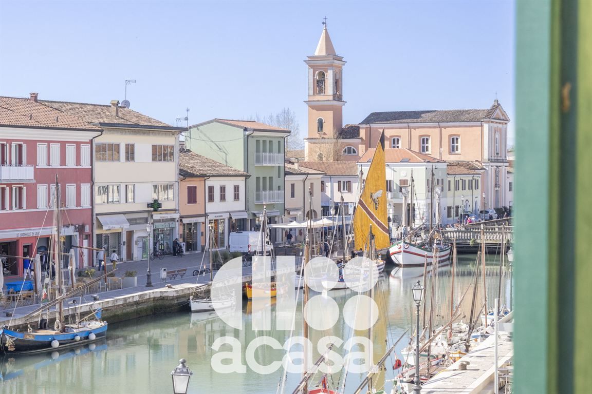 TRILOCALE CON SOTTOTETTO AFFACCIATO SUL PORTO CANALE. ULTIMO APPARTAMENTO!