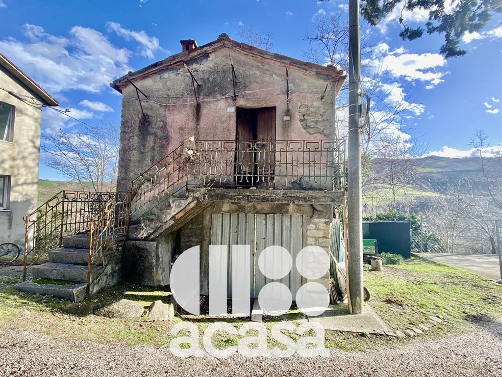 CASALE DA RISTRUTTURARE CON CORTE