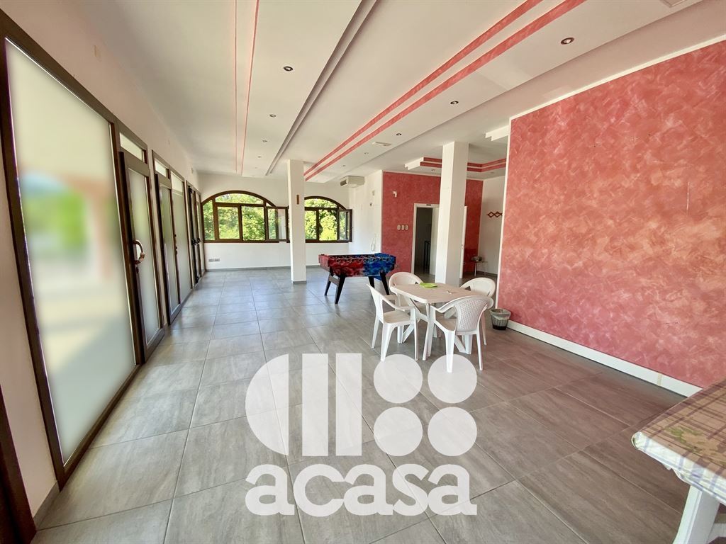VILLETTA CON AREA COMMERCIALE