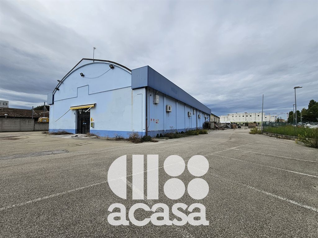 CAPANNONE COMMERCIALE DEPOSITO SHOWROOM