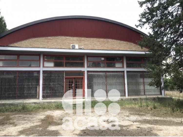 CAPANNONE CON PIAZZALE EDIFICABILE E  DOPPIO INGRESSO