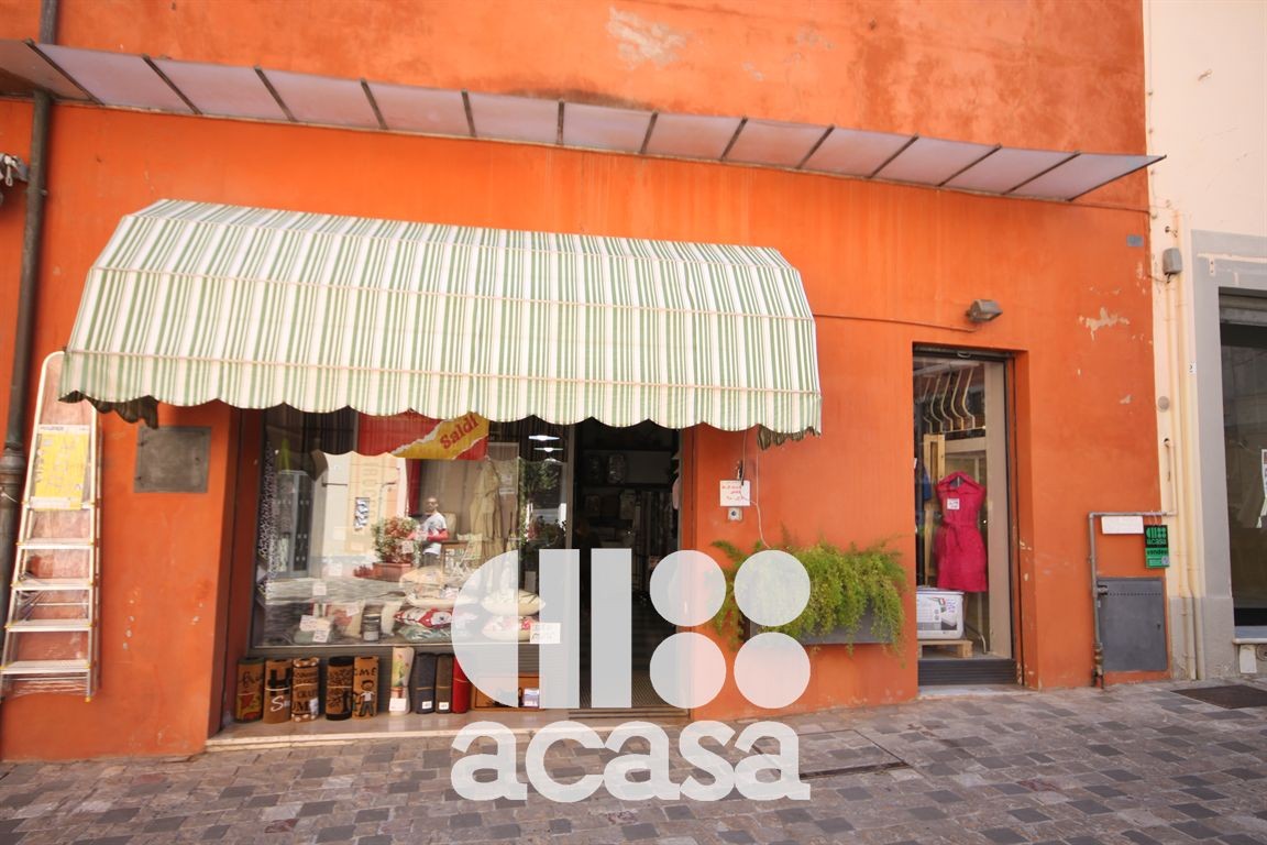 NEGOZIO IN PIAZZA AMENDOLA