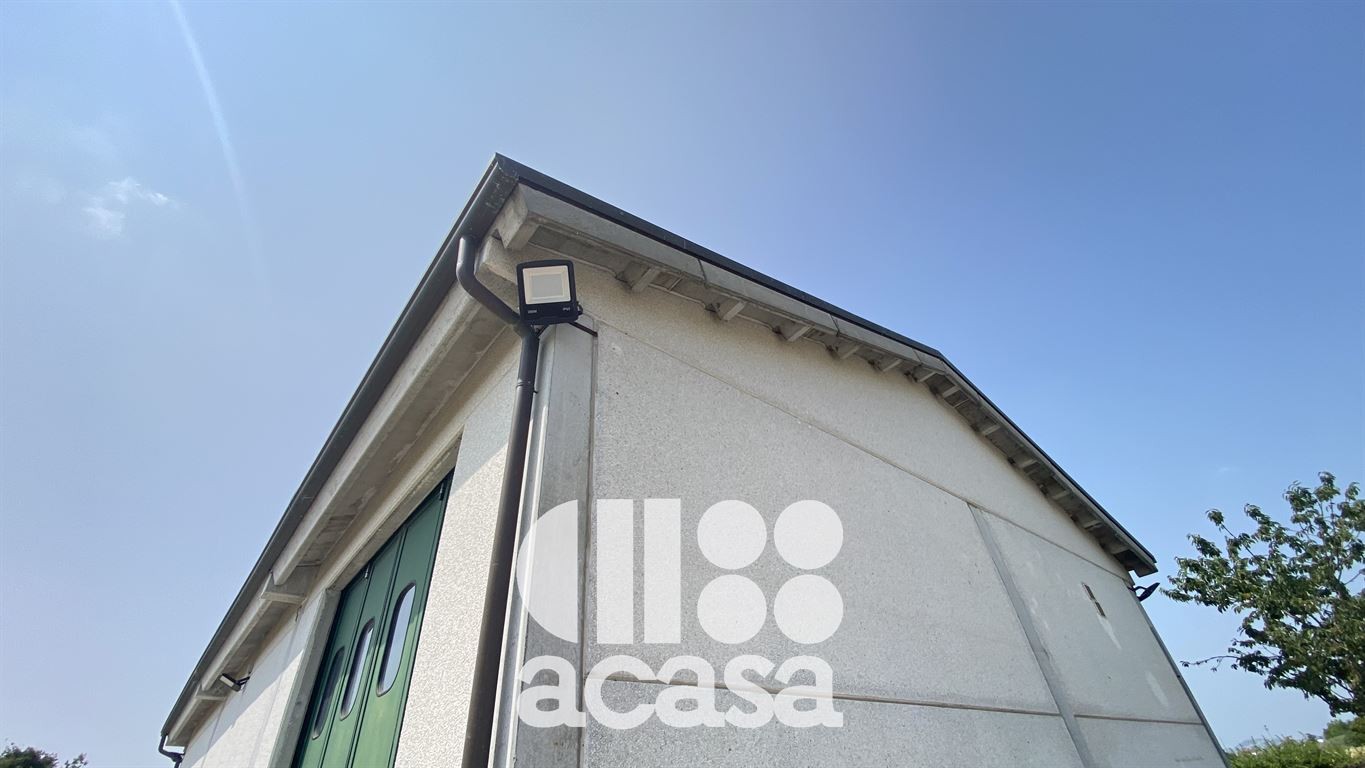 CAPANNONE CON AMPIO PIAZZALE