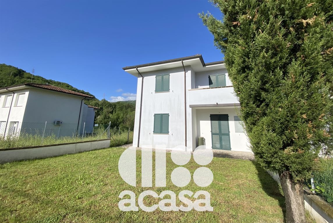 APPARTAMENTO AL GREZZO CON GIARDINO TRE CAMERE PIAN TERRENO