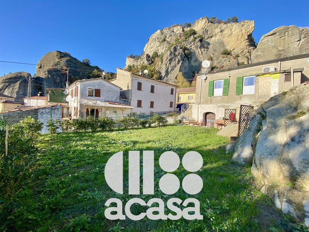 TRILOCALE RISTRUTTURATO IN CENTRO CON GIARDINO