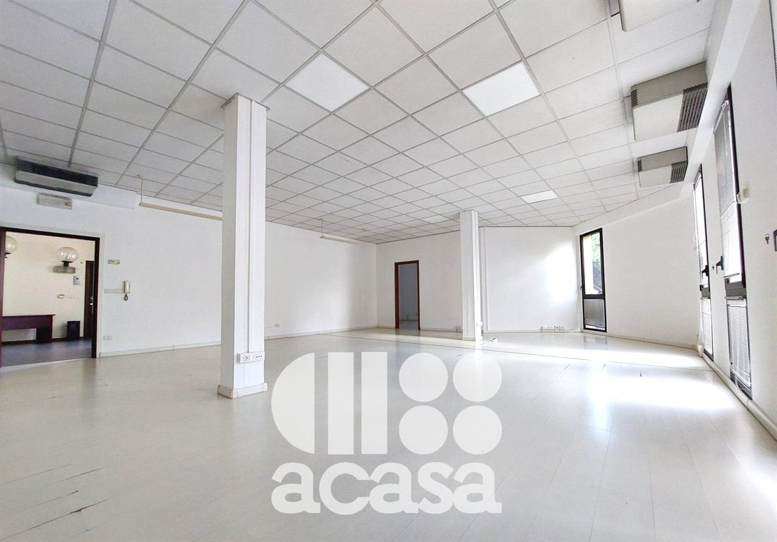 AFFITTASI AMPIO UFFICIO DI RAPPRESENTANZA CON DOPPIO POSTO AUTO PRIVATO .