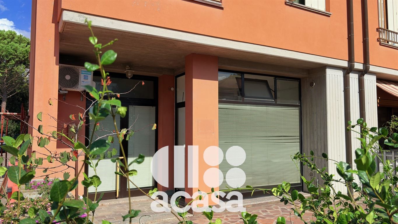 LOCALE COMMERCIALE FRONTE STRADA