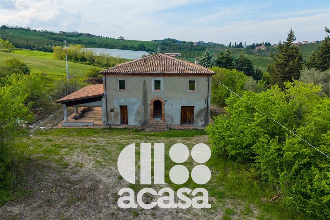 RUSTICO CON TERRENO  E VISTA PANORAMICA