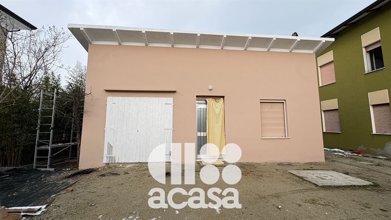 Casa indipendente con corte