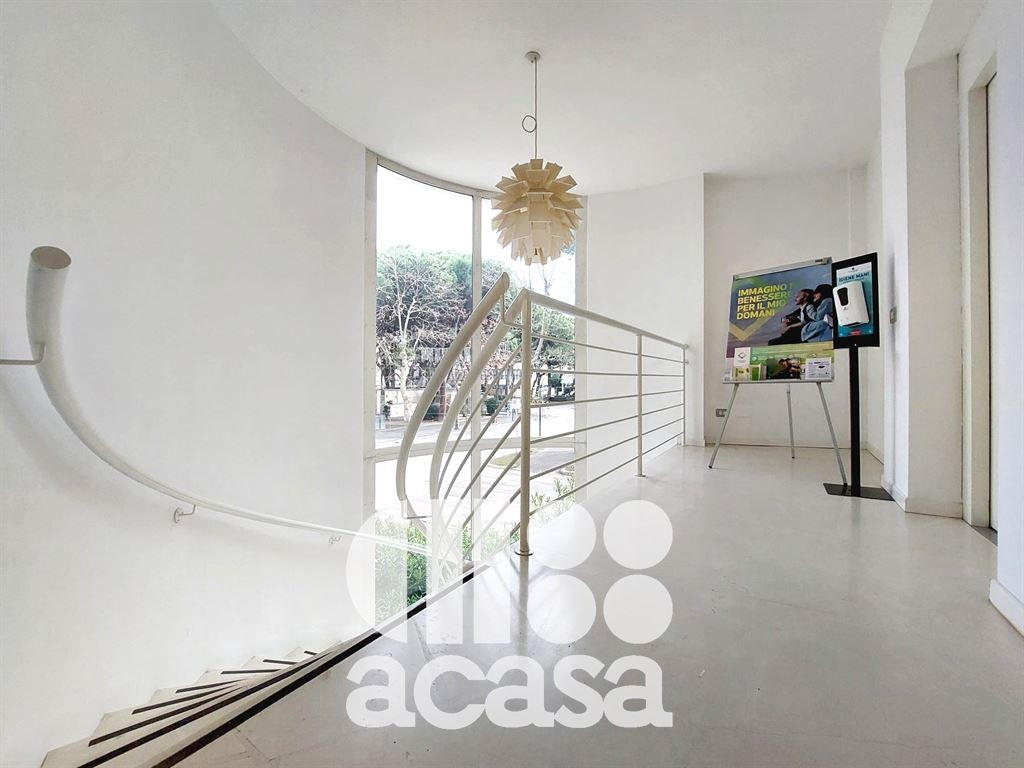 AFFITTASI UFFICIO DI oltre 60 MQ  VICINO AL PORTOCANALE