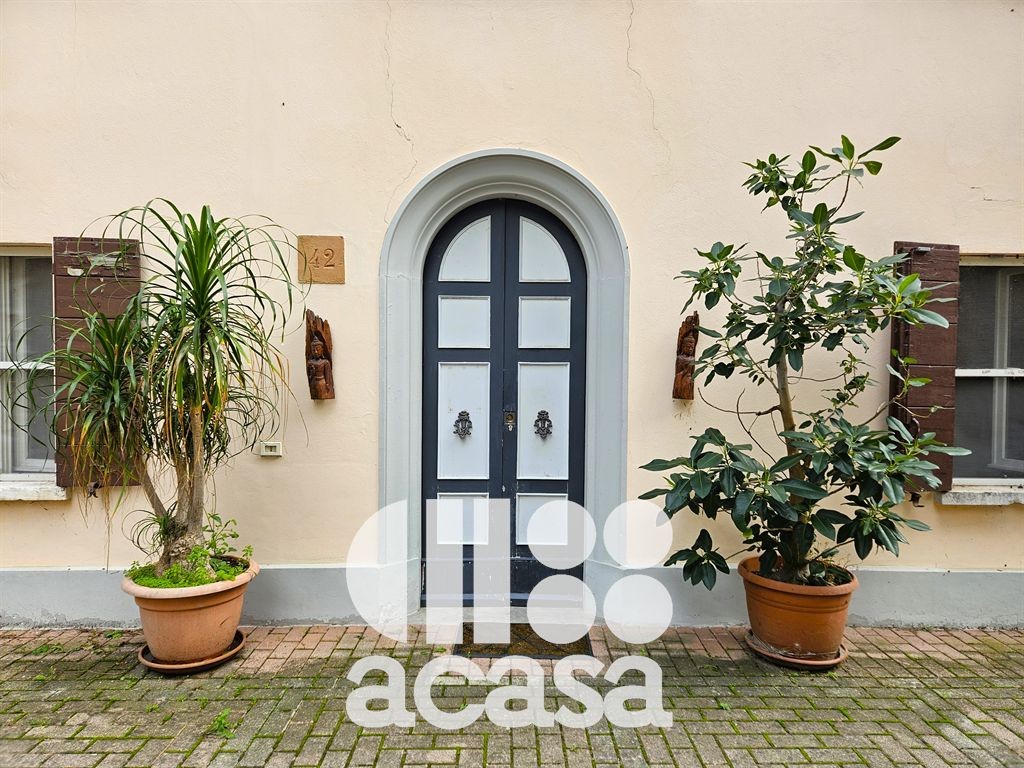 CASALE CON PARCO SECOLARE