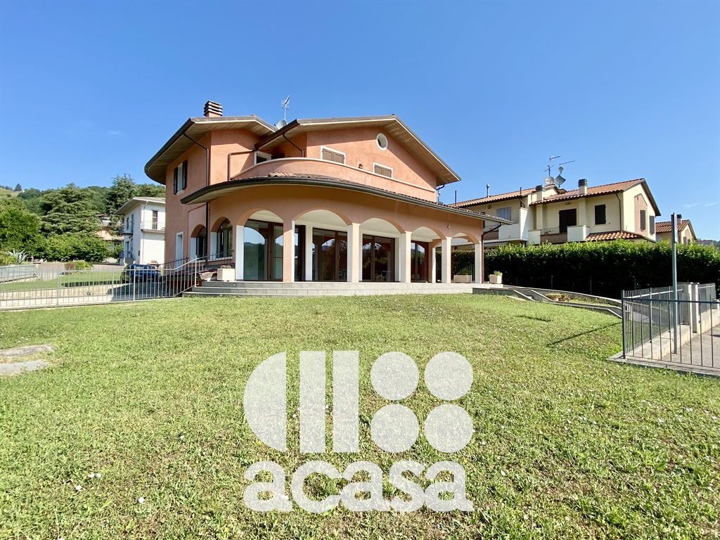 VILLETTA CON AREA COMMERCIALE