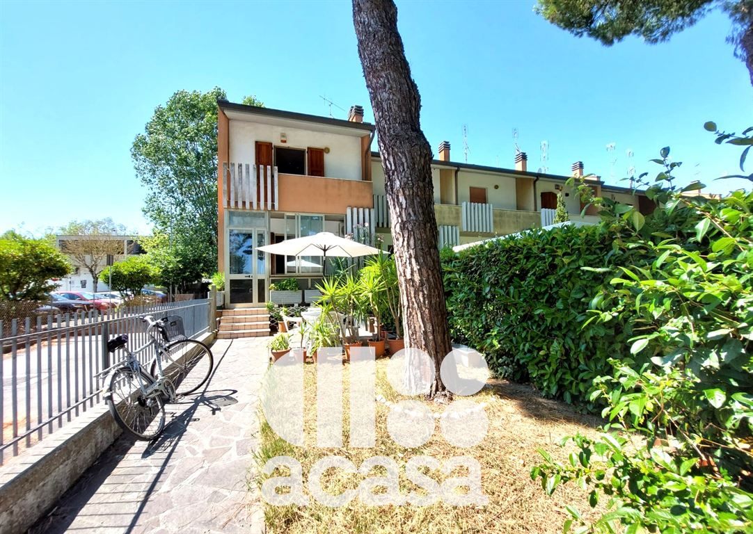 VILLETTA D'ANGOLO CON GIARDINO E GARAGE