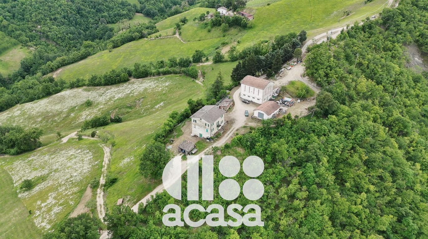 CASALE con CAPANNONI e TERRENO AGRICOLO