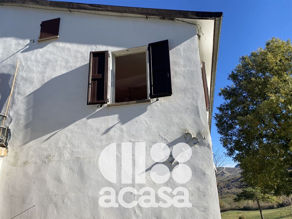 CASALE SEMI INDIPENDENTE CON TERRENI