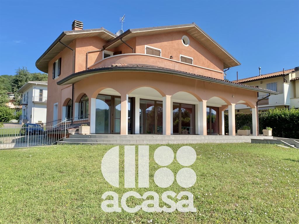 VILLETTA CON AREA COMMERCIALE