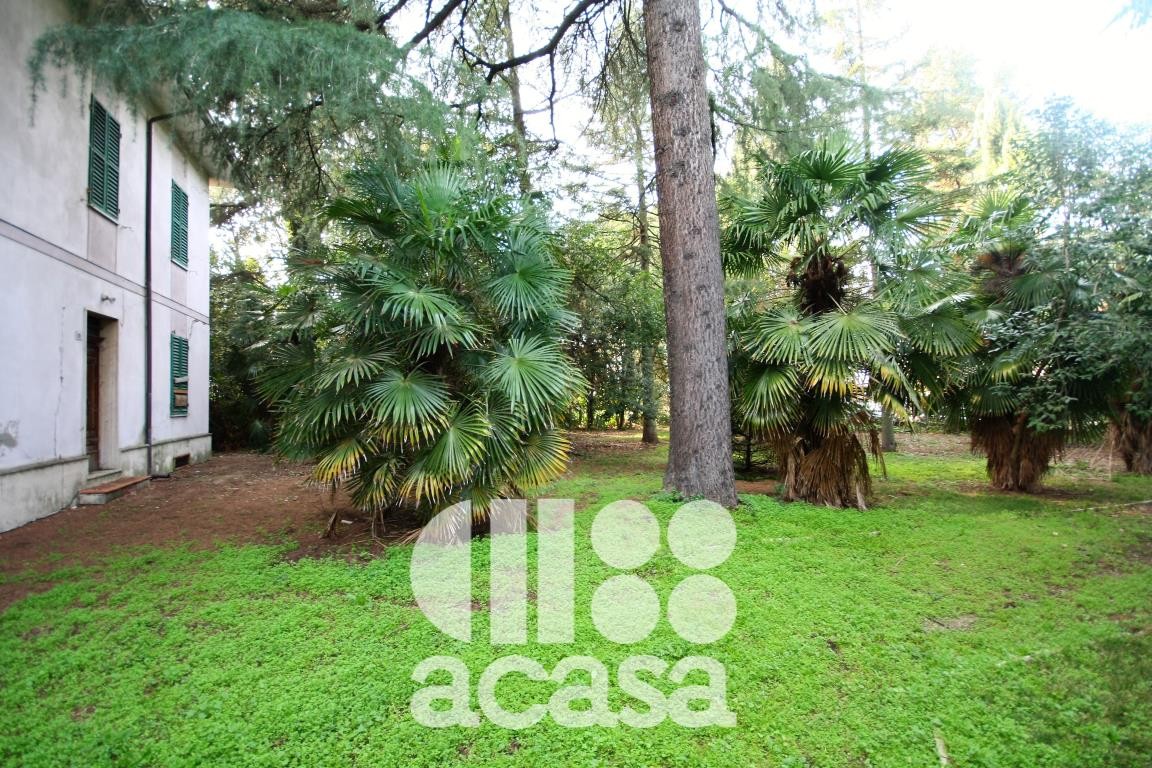 VILLA BIFAMILIARE NEL PARCO