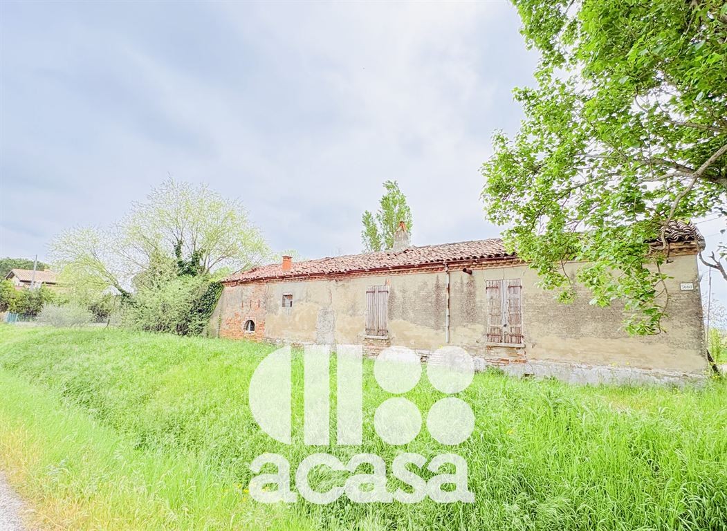 Lotto con casa indipendente e terreno