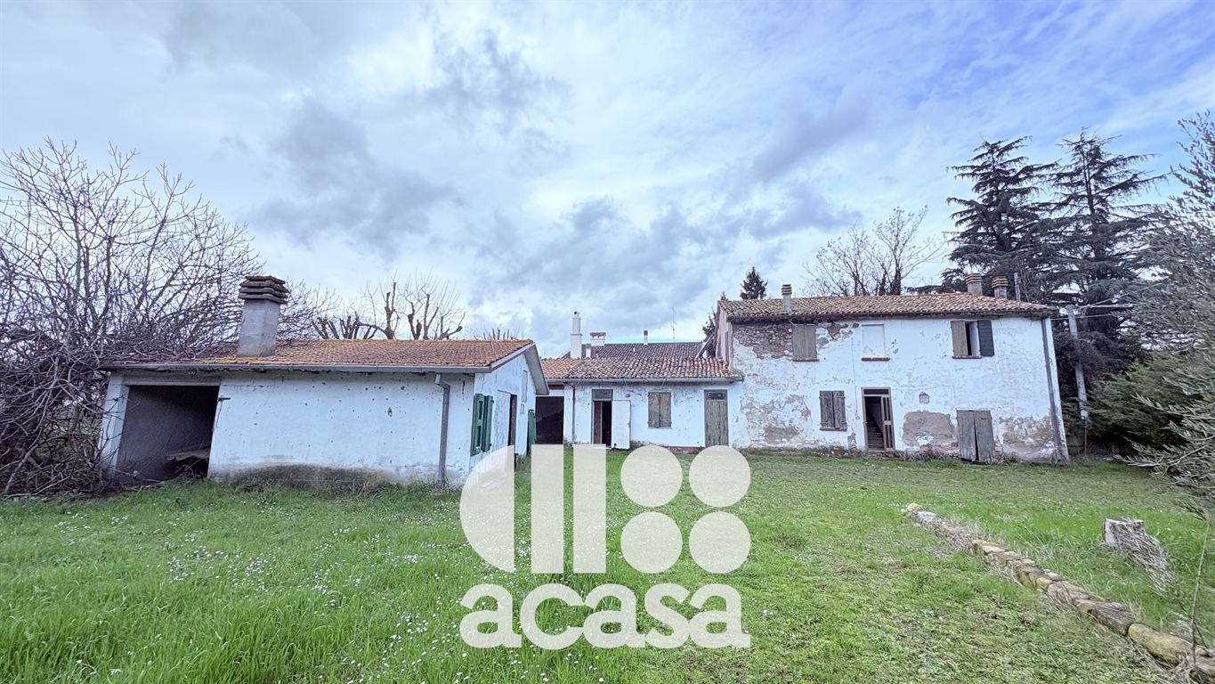Casa con servizi e terreno