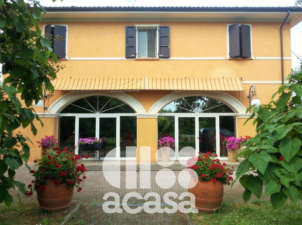 CASALE CON PARCO E PISCINA