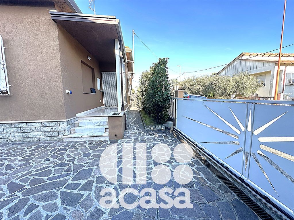 VILLETTA INDIPENDENTE TRA MARE E CITTA'