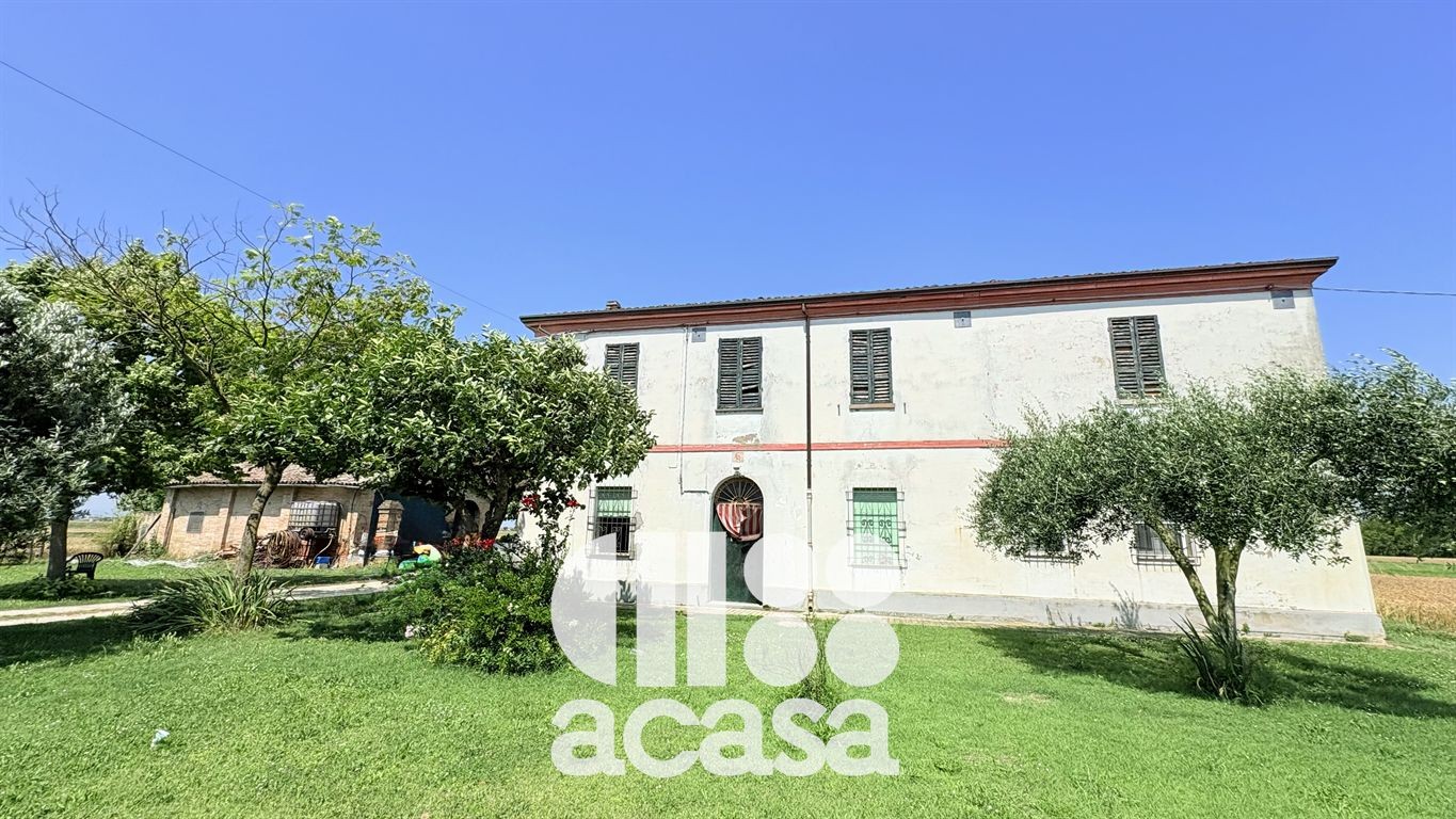 CASALE CON PERTINENZE