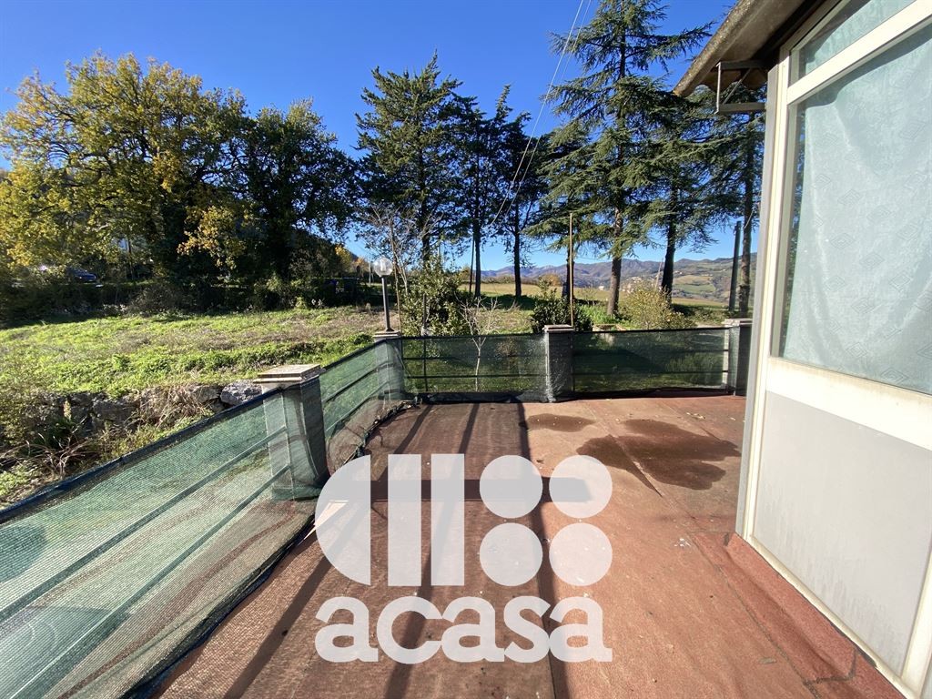 CASALE SEMI INDIPENDENTE CON TERRENI