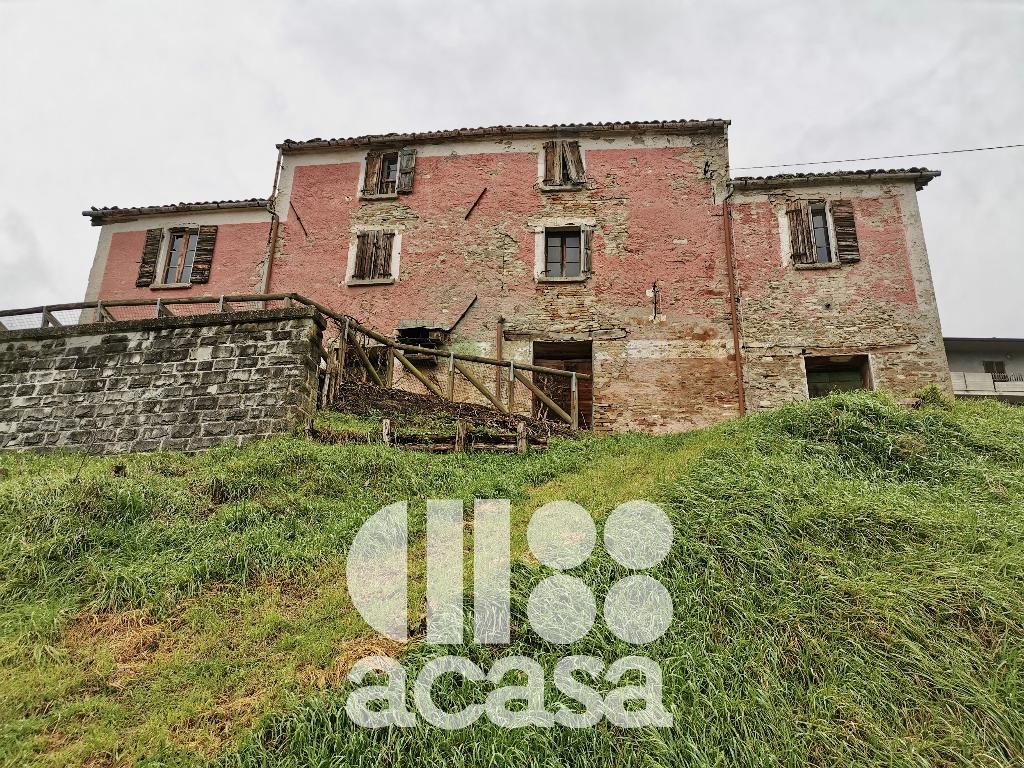 CASALE CENTRALE DA RISTRUTTURARE