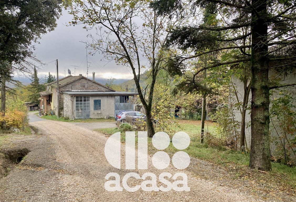 ABITAZIONE, CAPANNONE E TERRENO AGRICOLO