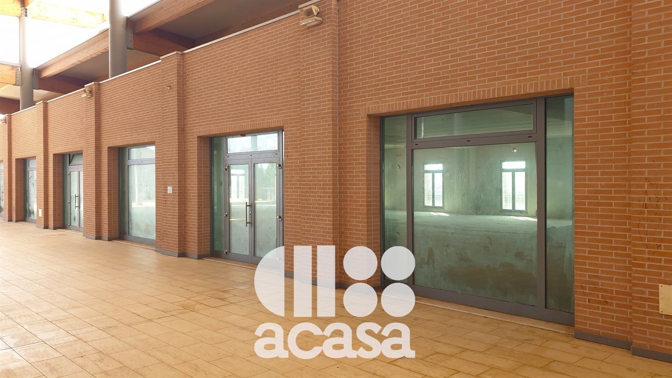 LOCALE COMMERCIALE  - SHOWROOM  - UFFICIO DIREZIONALE - COWORKING - ASILO