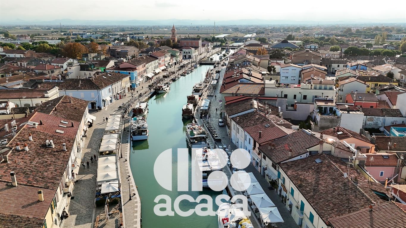 AMPIO APPARTAMENTO AFFACCIATO SUL PORTO CANALE